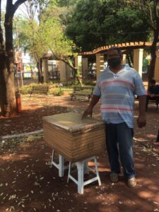 Vendedores ambulantes fazem grana extra com manifestações