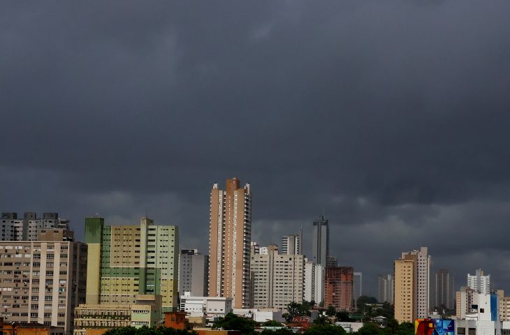 Sábado tem temperaturas mais altas, possibilidade de chuvas e alerta de tempestades em regiões de MS