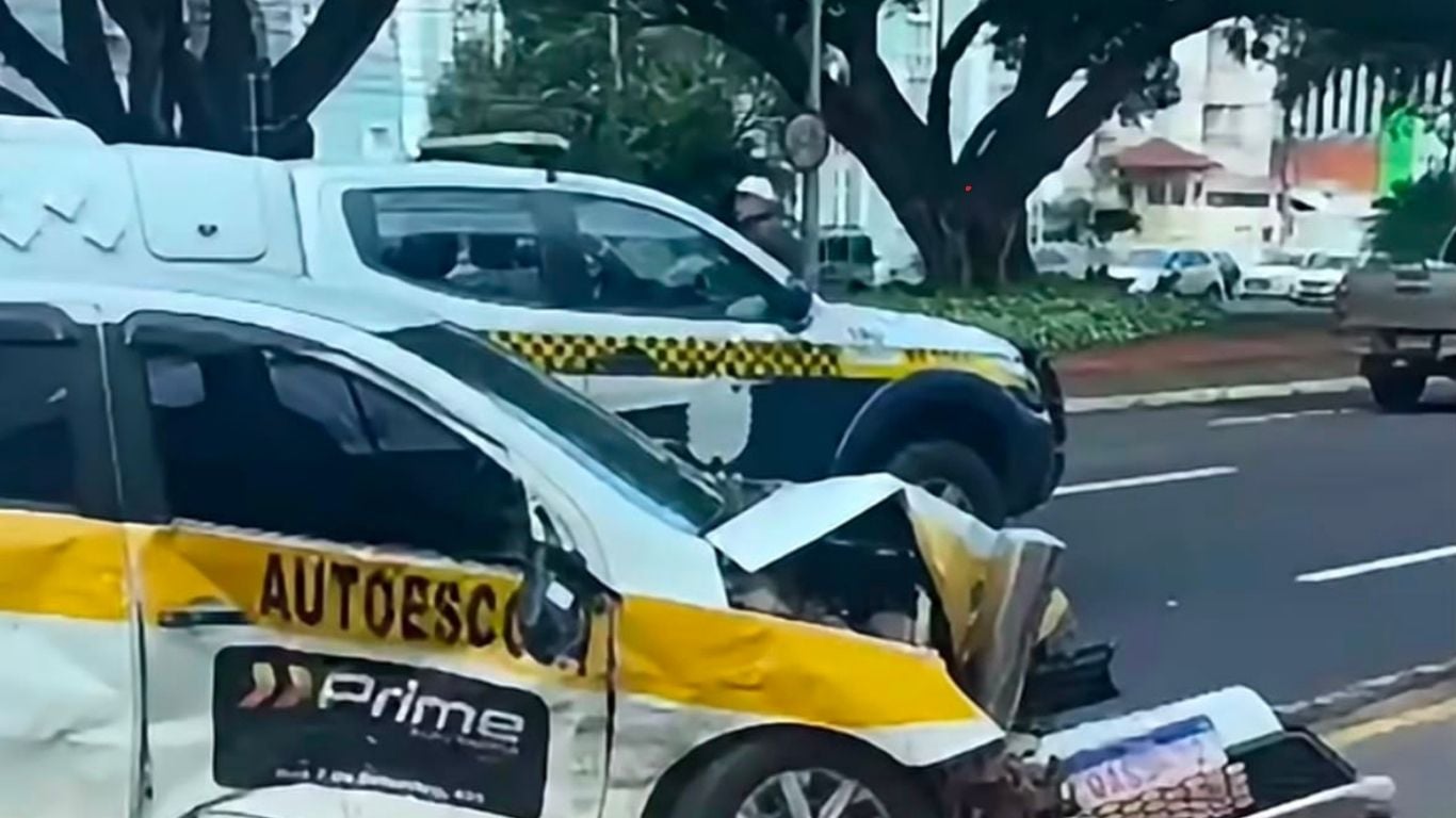 Carro de autoescola fica destruído após Idosa desrespeitar sinal vermelho, Avenida Afonso Pena