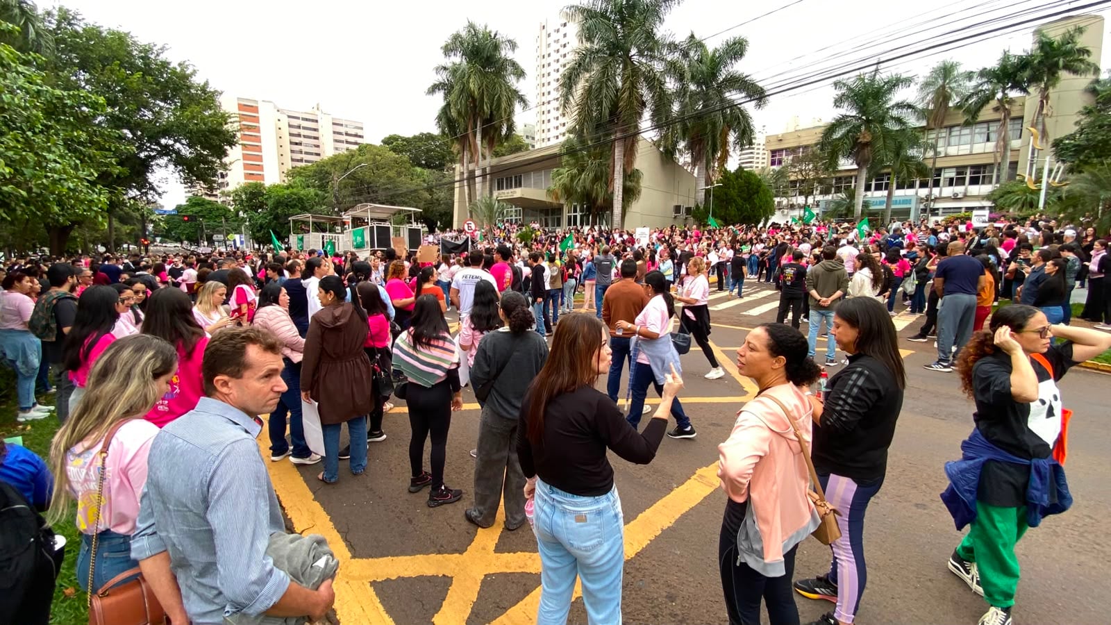 Professores rejeitam proposta de reajuste de 3,4% da Prefeitura e mantêm cobrança por piso de 5,4%