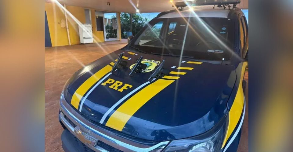 Mulher presa com pistolas em Ponta Porã - Foto: divulgação/PRF