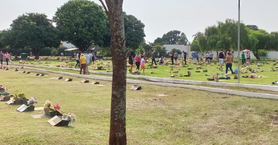 Amigos e familiares prestam homenagens a seus entes queridos. |Foto: Amanda Ferreira/Arquivo