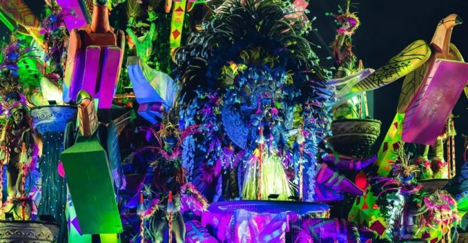 Estação Primeira de Mangueira foi a última a desfilar no primeiro dia do Grupo Especial do Rio - Foto: divulgação/RioCarnaval