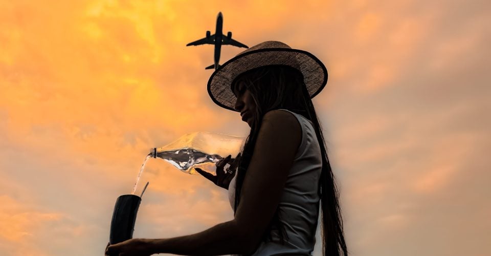 Ao entardecer, a roda de tereré na orla do aeroporto é um dos hábitos mais tradicionais dos campo-grandenses - Foto: Marcos Maluf
