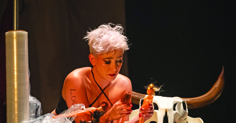 A atriz Ligia Prieto em cena, comemora 25 anos de carreira com seu espetáculo sobre questões que cercam o mundo das mulheres - Foto: Thiago Costa/Divulgação