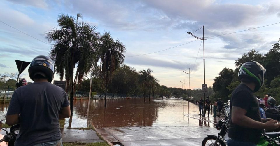Na região da UFMS, Lago do Amor transbordou após chuva que atingiu a Capital na última quinta-feira (19) - Foto: Rafaela Alves