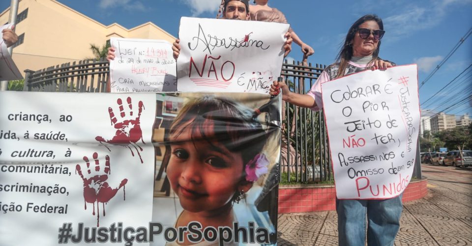 Cartazes com foto da pequena Sophia no dia do julgamento - Foto: Marcos Maluf/O Estado Online/arquivo