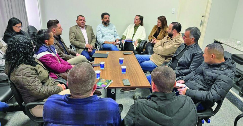 Reunião foi realizada na manhã de ontem (24), com representantes da educação pública  - Foto: divulgação/ACP