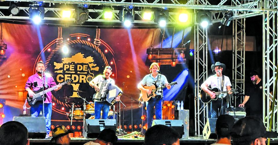 A banda faz a gravação de seu novo audiovisual ao vivo, no palco onde fez sua estreia em 2025 - Foto: divulgação